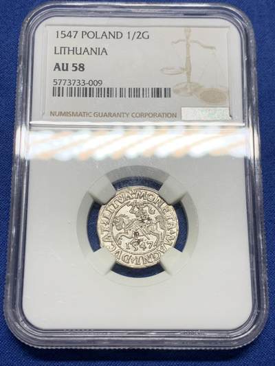 《竞宝斋》第449场 周日，周一，周二  3场连拍 （全场包邮，欢迎送拍） - NGC AU58 波兰立陶宛联邦 1547年 1/2G 银币 打制一流 细节很美 骑士盾牌上的十字图案依然清晰可见 少见品种