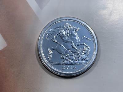 《竞宝斋》第449场 周日，周一，周二  3场连拍 （全场包邮，欢迎送拍） 英国 2013年 伊丽莎白老年头像 20镑 银币 15g 背面经典屠龙图案 原册包装