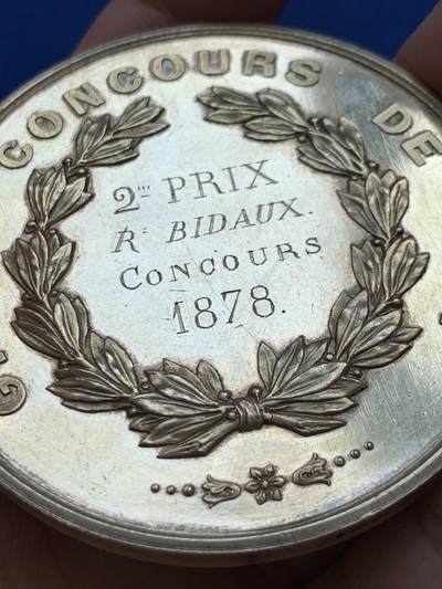 《竞宝斋》第449场 周日，周一，周二  3场连拍 （全场包邮，欢迎送拍） 法国1878年维苏尔射击协会镀金大银章，蜜蜂银标边铭，重91.25g，直径61mm。光材料价都上千了