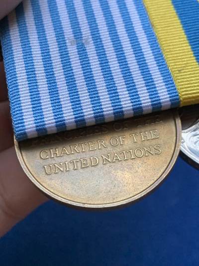 《竞宝斋》第449场 周日，周一，周二  3场连拍 （全场包邮，欢迎送拍） 英国1950-53朝鲜战争奖章 两联联排 礼服挂 包括：英国朝鲜战争奖章和联合国朝鲜战争服役奖章  带边铭授予皇家炮兵