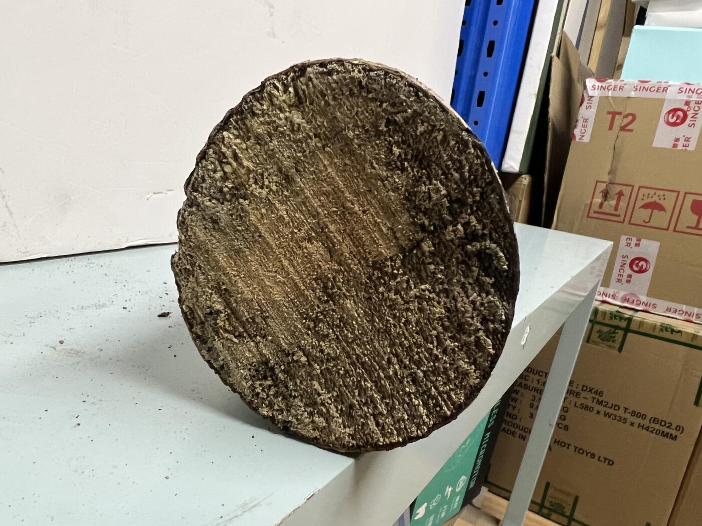 零元拍： 1220-1 金丝楠 原木 风水柱 横财（材）带皮， 尺寸：59/9.5/9CM。抛光后金灿灿满香。最后一图为成品效果。。抛光后金灿灿满香。最后一图为成品效果。如果带点瘤，意味着花纹更漂亮。抛光后金灿灿满香。最后一图为成品效果。