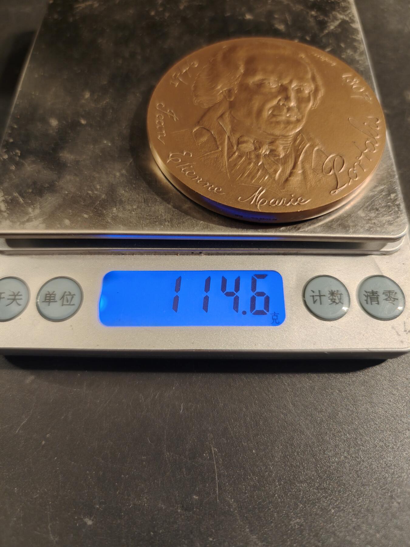 老王徽章第171期 法国存托银行与公证人协会大铜章    原盒，盒子卡扣不严    直径60mm    重量114.6g    正面人物是法国著名法学家和政治家波塔利斯。   