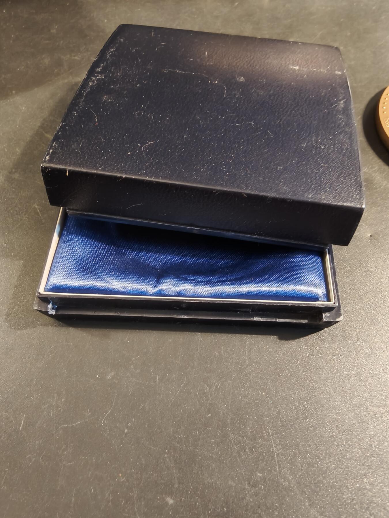 老王徽章第171期 法国存托银行与公证人协会大铜章    原盒    直径60mm    重量124g     法国两位著名法学家 Antoine Loisel (1536-1617) 和 Robert-Joseph Pothier (1699-1772)    盒子有损