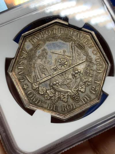 《竞宝斋》第449场 周日，周一，周二  3场连拍 （全场包邮，欢迎送拍） NGC MS63 法国1820年路易十八基金会八角银Jeton，36mm大规格，难得的光边原铸。少见品种，背面图案元素丰富。路易十八头像的大八角不多见，早期原铸品更是难得