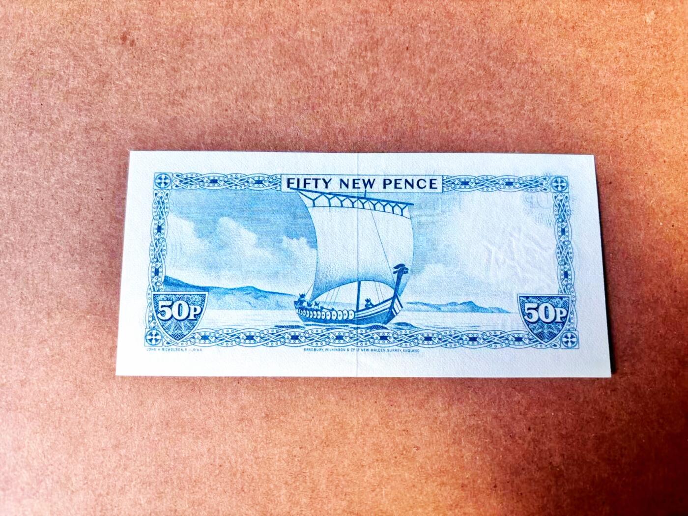 【Blue Auction】世界纸币精拍第766期——18级TOP拍卖/信誉/品质/专业/高效💫 【初版A冠16倒置小号非常罕见】马恩岛 1972年50新便士 女王 全新UNC（该版首张从A200001开始，此为第16张非常值得收藏，本身A冠也比B和C冠的少见】