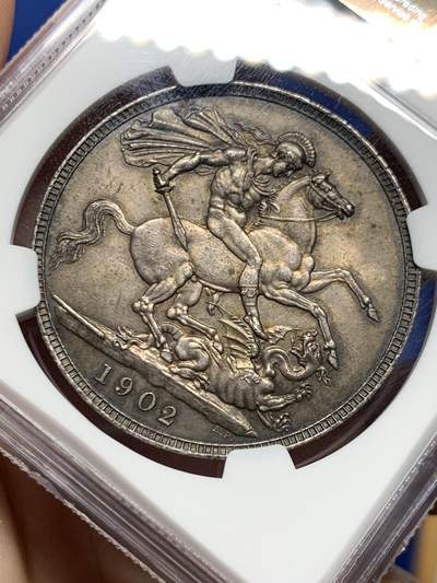 《竞宝斋》第449场 周日，周一，周二  3场连拍 （全场包邮，欢迎送拍） NGC AU58 英国1902年爱德华七世马剑克朗银币，包浆醇厚。