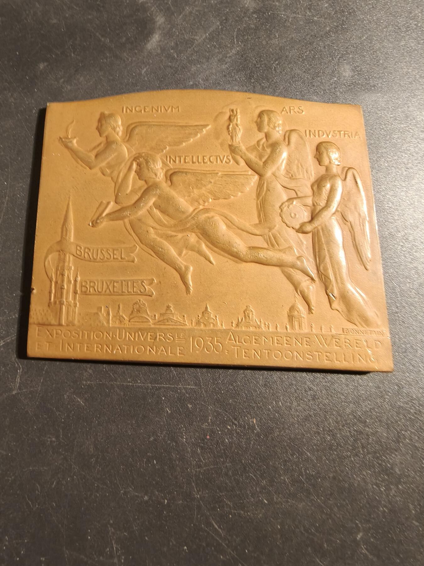 老王徽章第171期 比利时1935年布鲁塞尔国际博览会方形镀金大铜章      尺寸78×65mm     重量185.9g