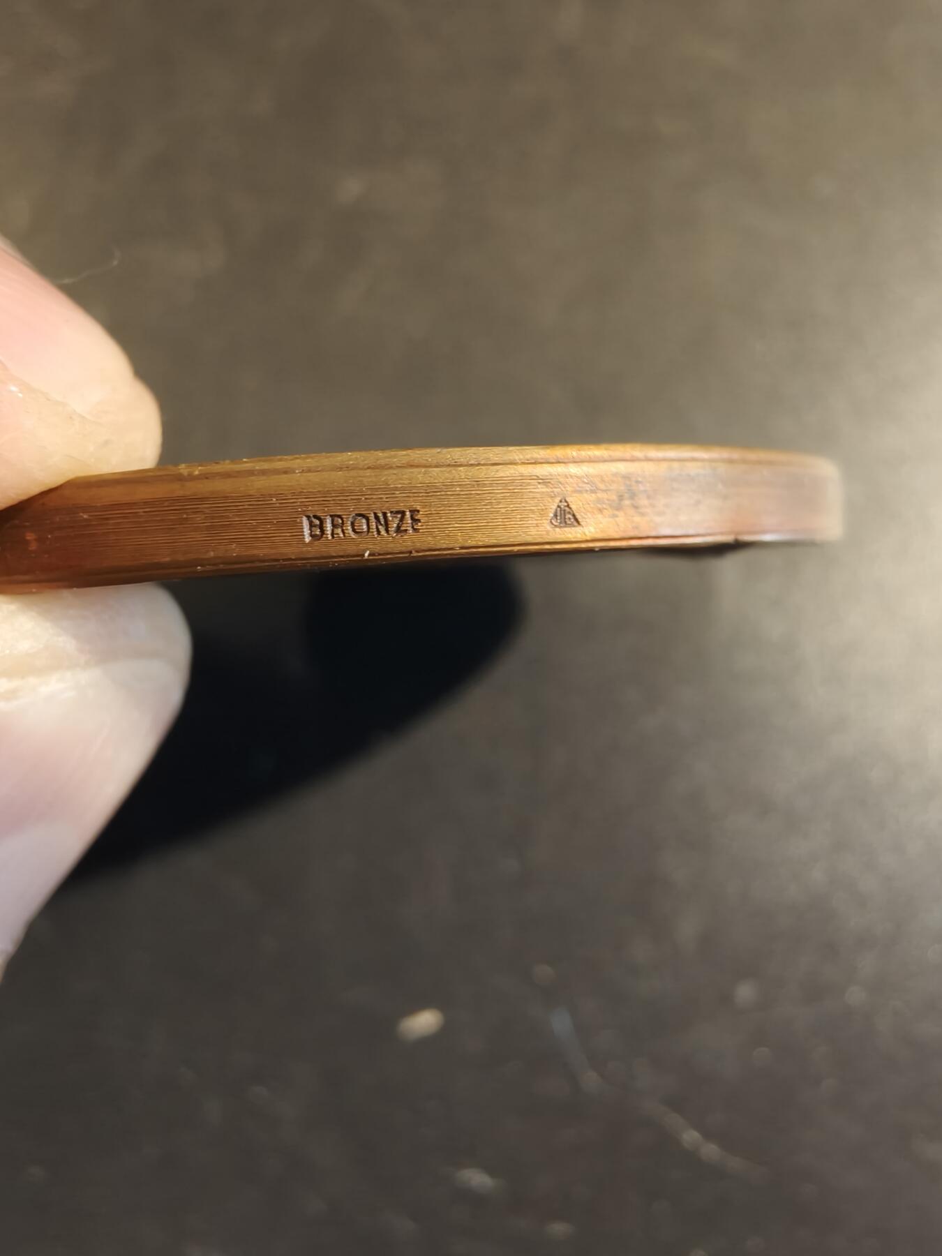 老王徽章第171期 法国萨瓦省圣朱利安昂热讷农业协会大铜章     原盒       大师P.Grandhomme作品     直径50mm     重量54.7g