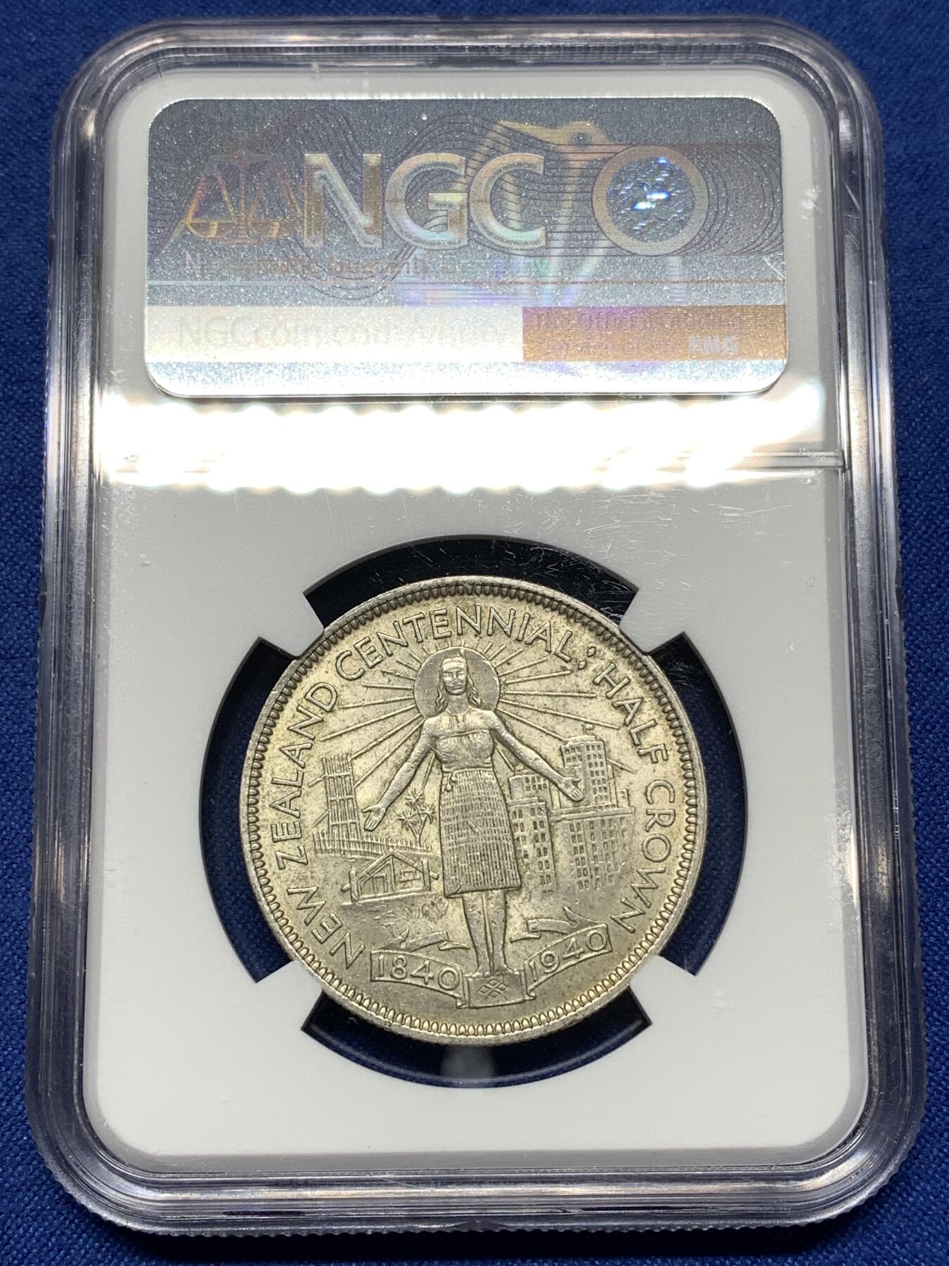 《竞宝斋》第449场 周日，周一，周二  3场连拍 （全场包邮，欢迎送拍） NGC MS62 新西兰1940年建国百年纪念半克朗银币，少见品种，状态不错。