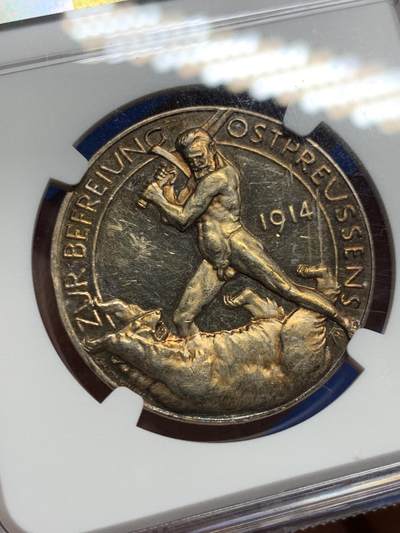 《竞宝斋》第449场 周日，周一，周二  3场连拍 （全场包邮，欢迎送拍） NGC MS61 德国 1914年 一战东线大捷坦能堡大捷兴登堡猛男斩熊大银章，正面德国军神兴登堡半身戎装像，背面猛男斩熊英姿飒爽。镜面工艺，高浮雕，惊艳的酒红色硫化包浆非常好看，带彩难得。盒子背面有划。