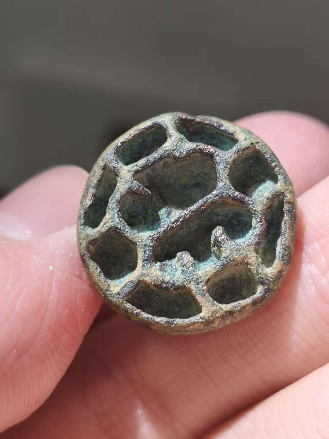 星盘世界钱币十二月二十七日古典币专场 精品！BMAC青铜文化，阿瑟克斯文明早期实心青铜印章，这种跟后期那种镂空的不是一种类型，非常少见，这一枚上面有一个系绳的孔，非常开门的管形穿系，印面是一个很奇怪的图案，这种压印也许是在封泥上使用的，估价300-400欧元