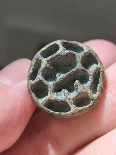 星盘世界钱币十二月二十七日古典币专场 - 精品！BMAC青铜文化，阿瑟克斯文明早期实心青铜印章，这种跟后期那种镂空的不是一种类型，非常少见，这一枚上面有一个系绳的孔，非常开门的管形穿系，印面是一个很奇怪的图案，这种压印也许是在封泥上使用的，估价300-400欧元