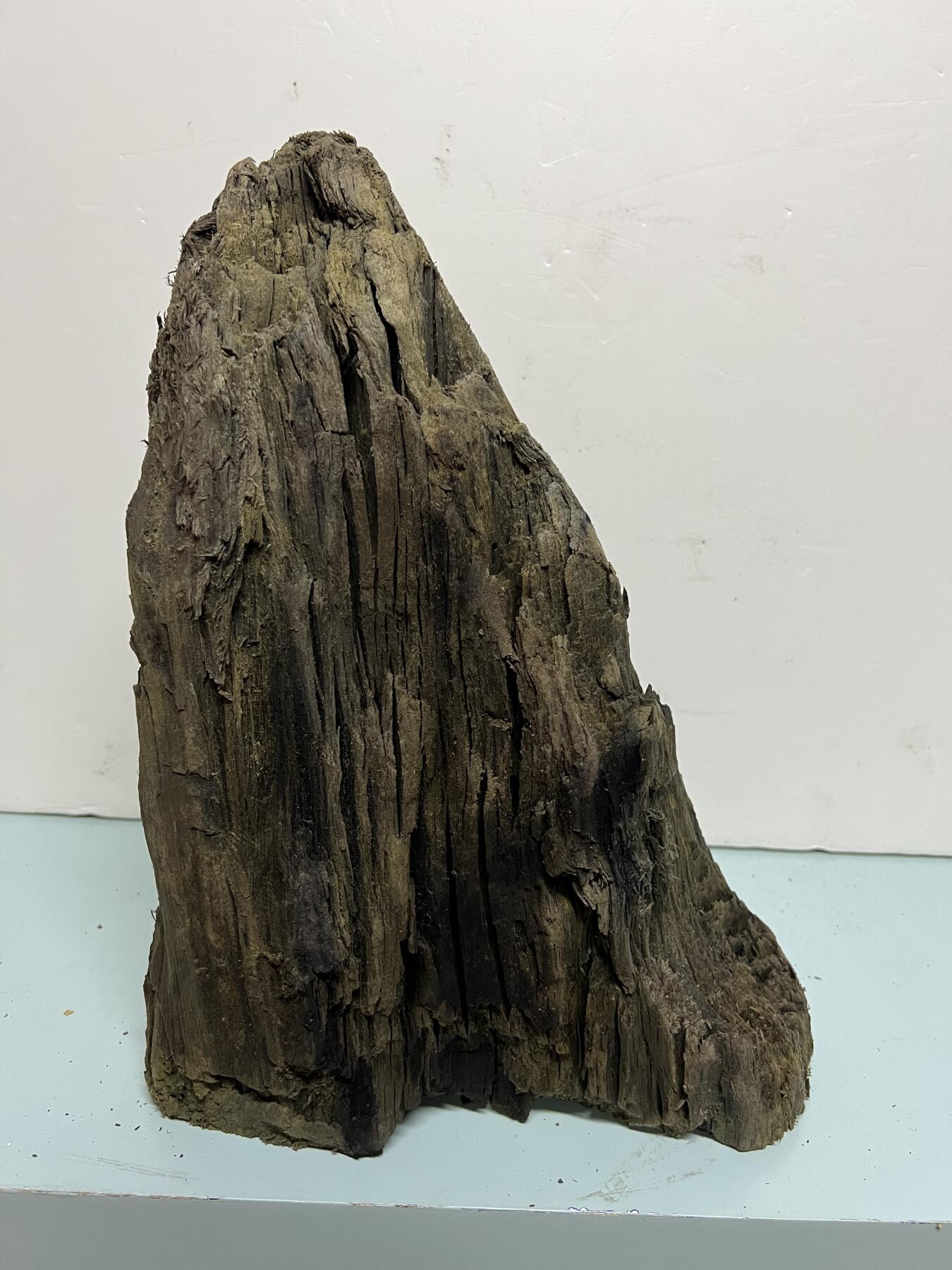 零元拍：金丝楠墩子老料 山峰 情景随型 满肉满金丝 果香满满 尺寸：32/25/15CM。