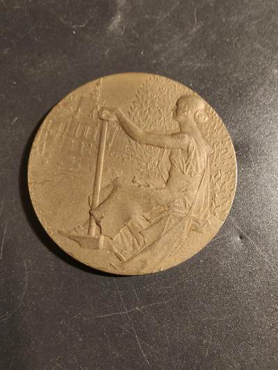 老王徽章第171期 - 法国勒瓦卢瓦市小学毕业证书大铜章     大师巴托尔迪作品      直径50mm     重量54.4g