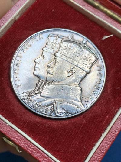 《竞宝斋》第449场 周日，周一，周二  3场连拍 （全场包邮，欢迎送拍） 英国1935年乔治五世登基25周年纪念银章，15.7克，31.6mm，好品相，带原盒。