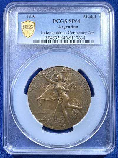 《竞宝斋》第449场 周日，周一，周二  3场连拍 （全场包邮，欢迎送拍） - PCGS SP64 高分 阿根廷1910年百年独立共和国清凉女神大奖章。正面：清凉女神手托旗帜，手握锁链、头戴自由帽呐喊向前裸奔；背面：三女神像，鲜花、橄榄枝、书。PCGS加大盒装。