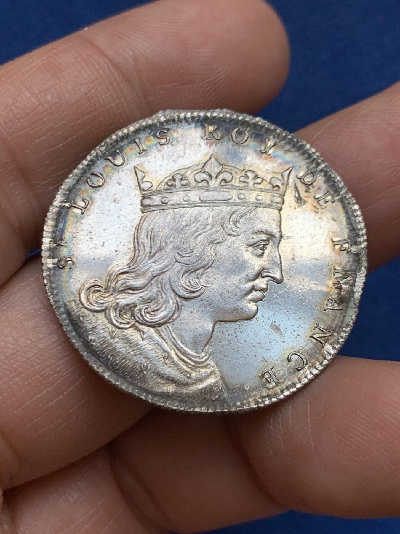 《竞宝斋》第449场 周日，周一，周二  3场连拍 （全场包邮，欢迎送拍） 法国国王路易九世（1215-1270）纪念银章，号称圣路易，背面生平事迹，32.5mm，13.5克，边有磕，背面貌似被烧过