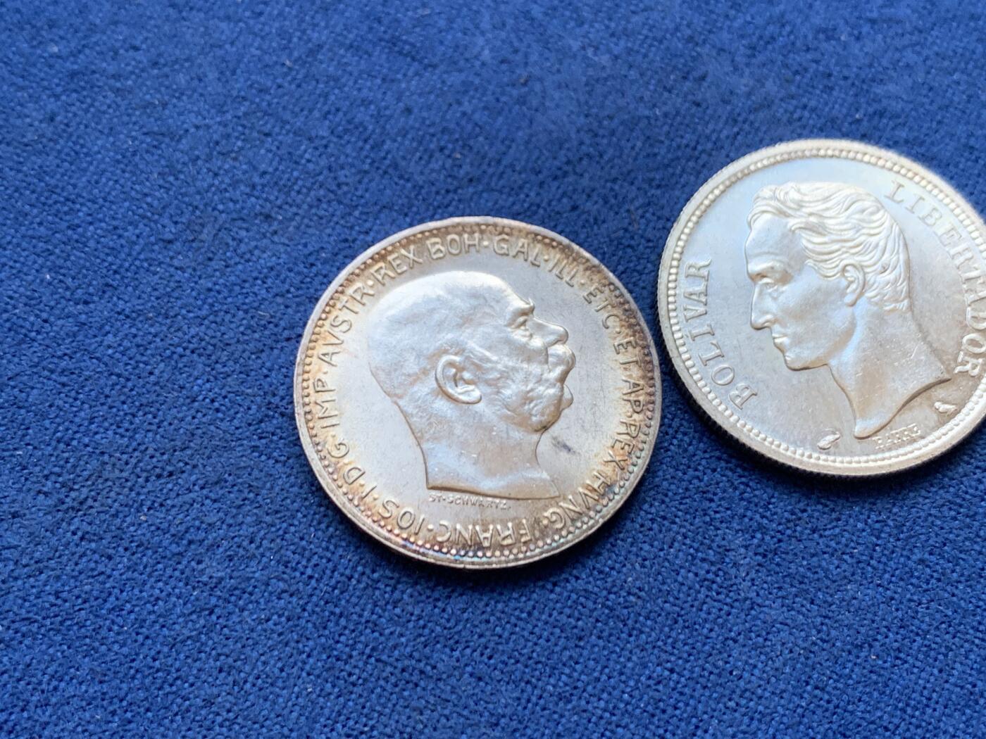 《竞宝斋》第449场 周日，周一，周二  3场连拍 （全场包邮，欢迎送拍） 银币3枚一组 匈牙利1915年1科罗娜 + 委内瑞拉1965年1玻利瓦尔 + 1960年50分 状态极好 不是原光就是五彩