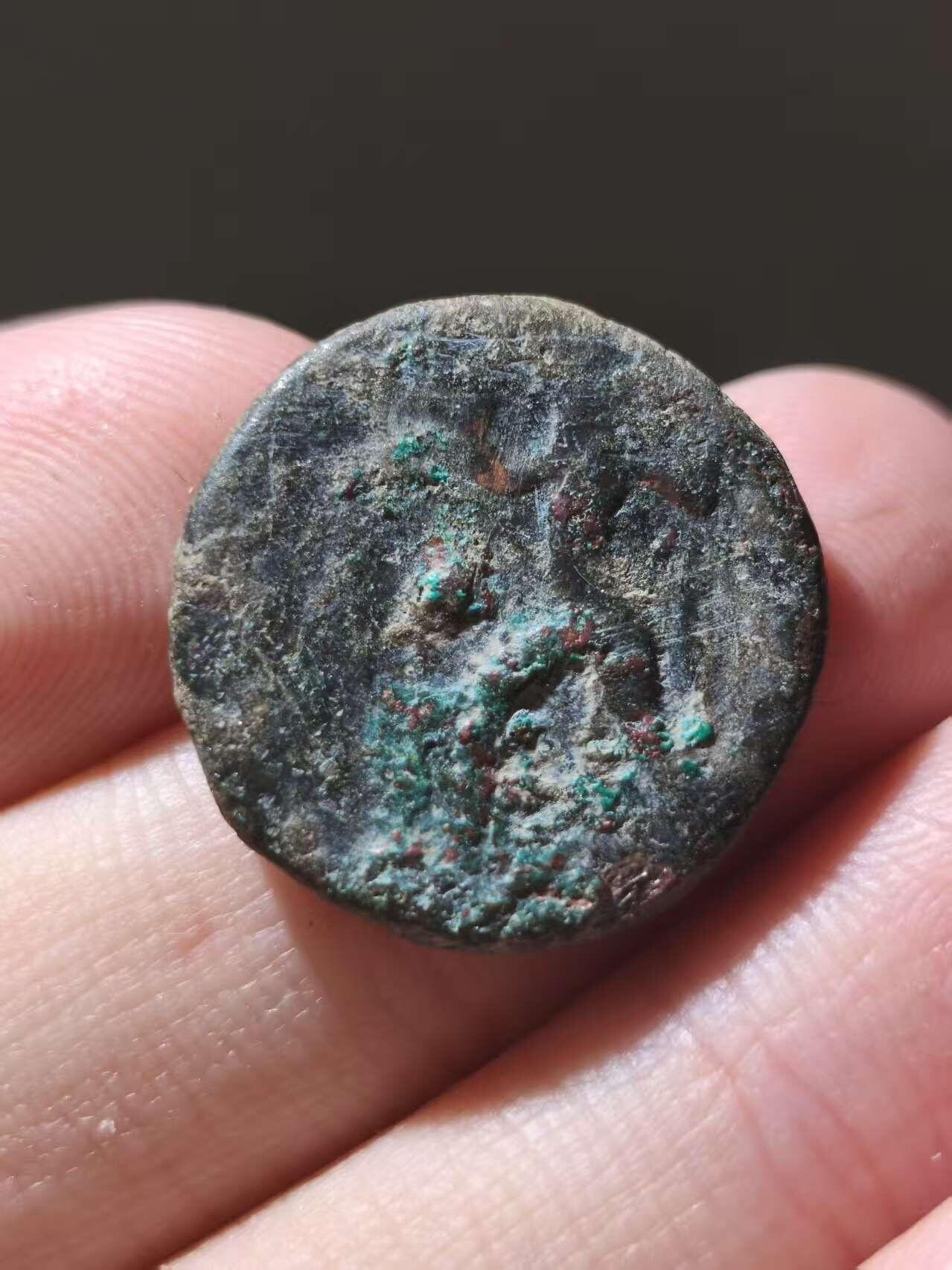 星盘世界钱币十二月二十七日古典币专场 贵霜帝国迦腻色迦一世两德拉克马铜币，非常少见的类型，并非常见四德，而且品质优良，十分难得，背面是风神奥多