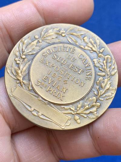 《竞宝斋》第449场 周日，周一，周二  3场连拍 （全场包邮，欢迎送拍） 1934年法国埃维昂犬类协会展览铜章 三角铜标 28.95克 41.3mm