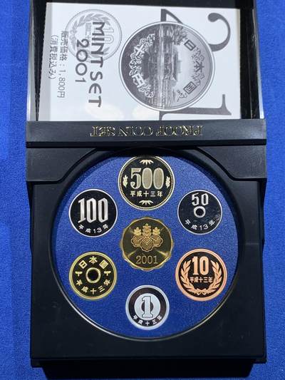 《竞宝斋》第449场 周日，周一，周二  3场连拍 （全场包邮，欢迎送拍） 日本2001年精制套币，含7克龙镀金纯银章，银章为复刻明治八年日本贸易银元。