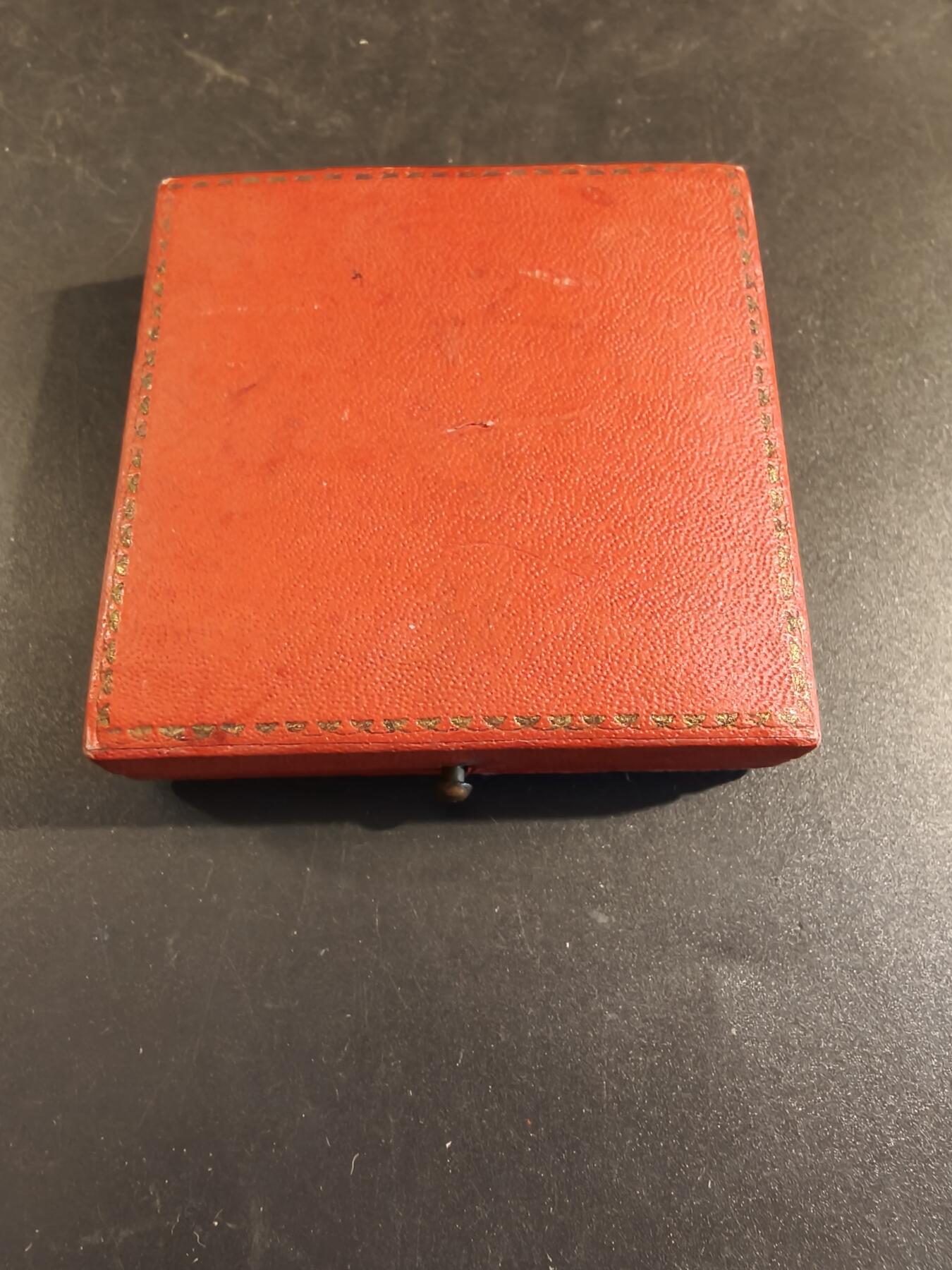 老王徽章第171期 法国萨瓦省圣朱利安昂热讷农业协会大铜章     原盒       大师P.Grandhomme作品     直径50mm     重量54.7g