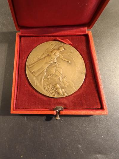 老王徽章第171期 - 法国萨瓦省圣朱利安昂热讷农业协会大铜章     原盒       大师P.Grandhomme作品     直径50mm     重量55.1g