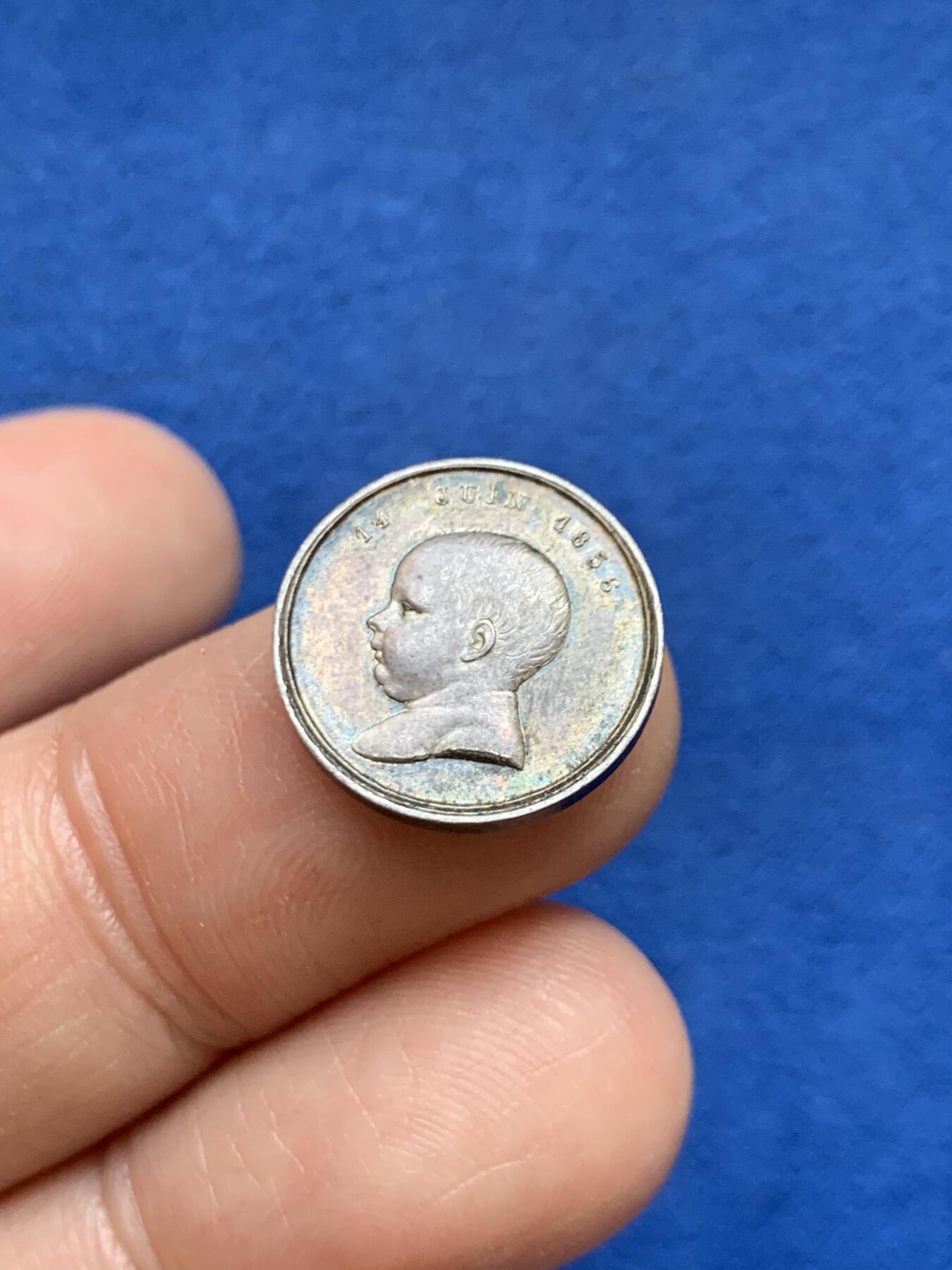 《竞宝斋》第449场 周日，周一，周二  3场连拍 （全场包邮，欢迎送拍） 法国1856年拿破仑四世洗礼纪念银章，正面拿破仑四世，背面拿破仑三世夫妇头像，15.8mm，1.84克