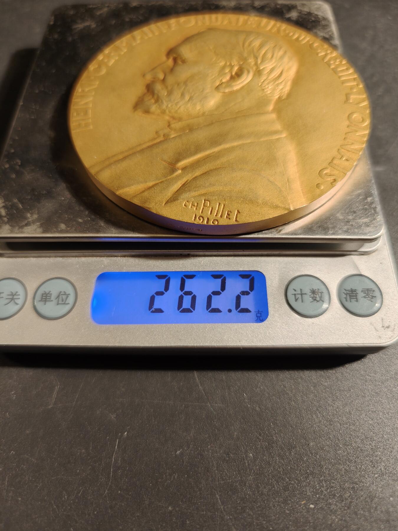 老王徽章第171期 法国里昂信贷银行25年服务镀金大铜章     原盒    大师皮列作品     直径80mm     重量262.2g