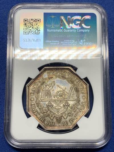 《竞宝斋》第449场 周日，周一，周二  3场连拍 （全场包邮，欢迎送拍） NGC MS63 法国1820年路易十八基金会八角银Jeton，36mm大规格，难得的光边原铸。少见品种，背面图案元素丰富。路易十八头像的大八角不多见，早期原铸品更是难得