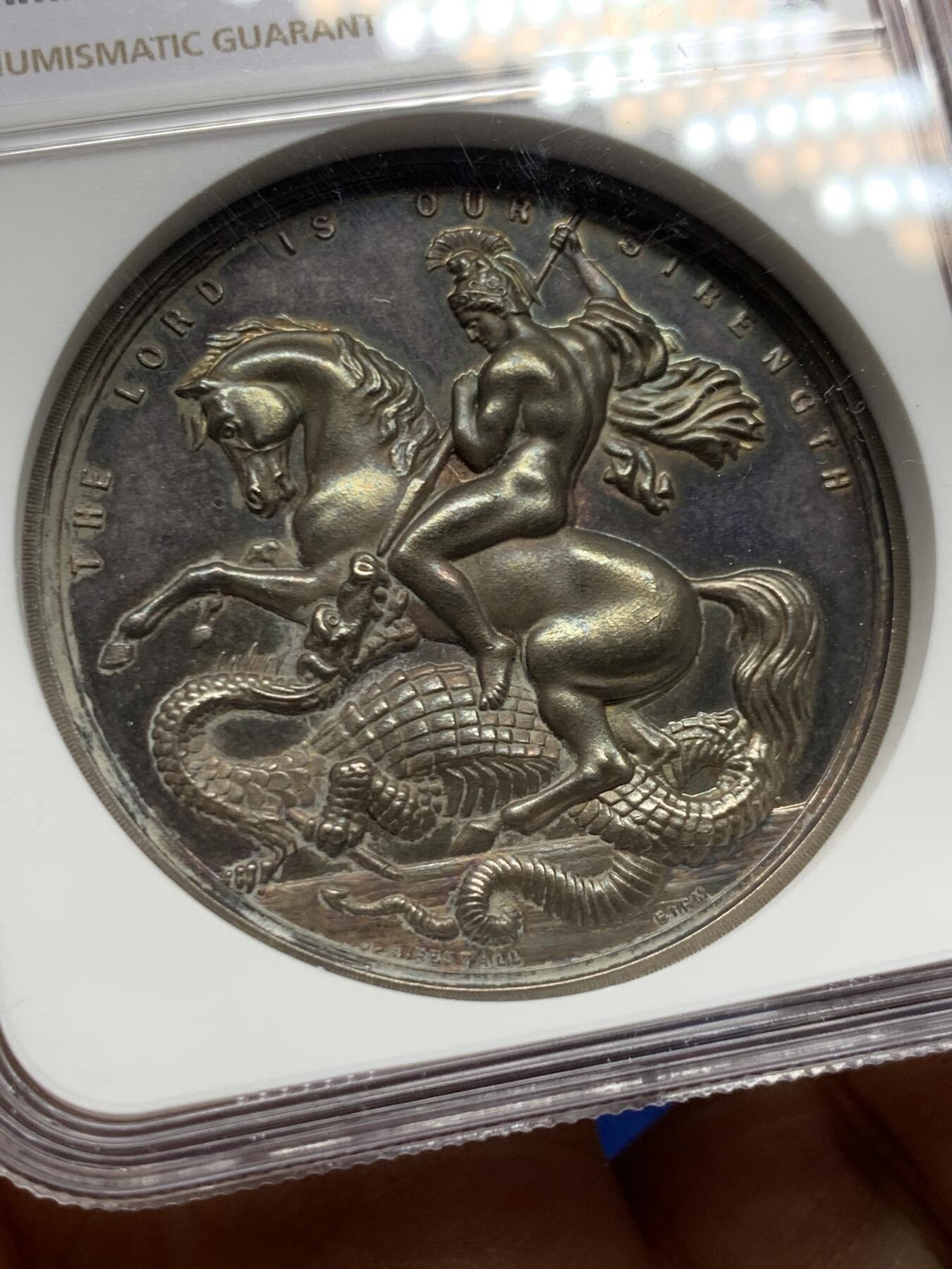 《竞宝斋》第449场 周日，周一，周二  3场连拍 （全场包邮，欢迎送拍） NGC MS62 英国1899年（ngc误标1855）圣马丁中央学院圣乔治屠龙银章，早期年份带银标，原味无洗五彩包浆，值得收藏。45MM，加厚盒。