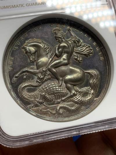 《竞宝斋》第449场 周日，周一，周二  3场连拍 （全场包邮，欢迎送拍） NGC MS62 英国1899年（ngc误标1855）圣马丁中央学院圣乔治屠龙银章，早期年份带银标，原味无洗五彩包浆，值得收藏。45MM，加厚盒。