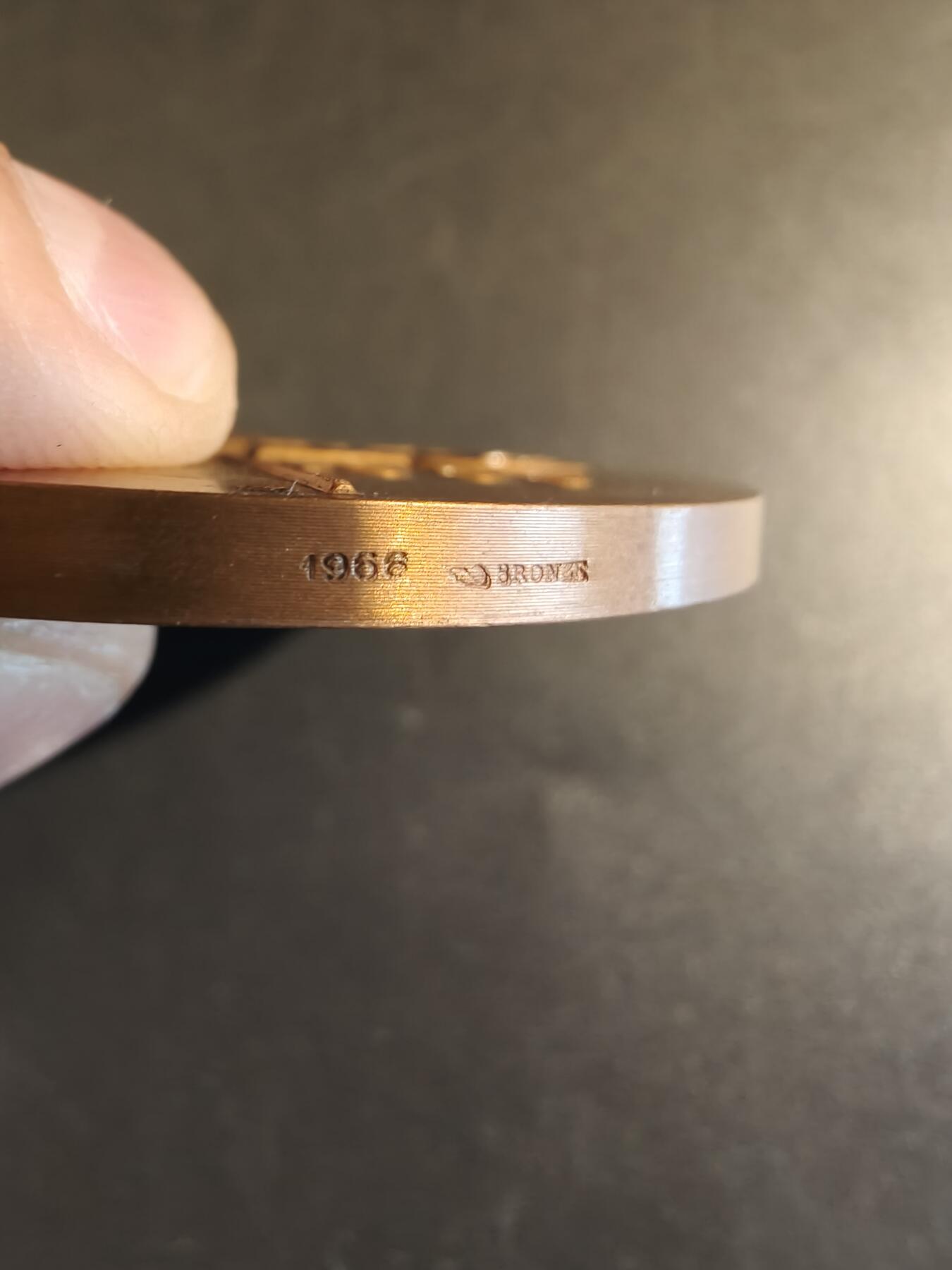 老王徽章第171期 法国农业部谷物行业协会大铜章     直径68mm    重量127.2g