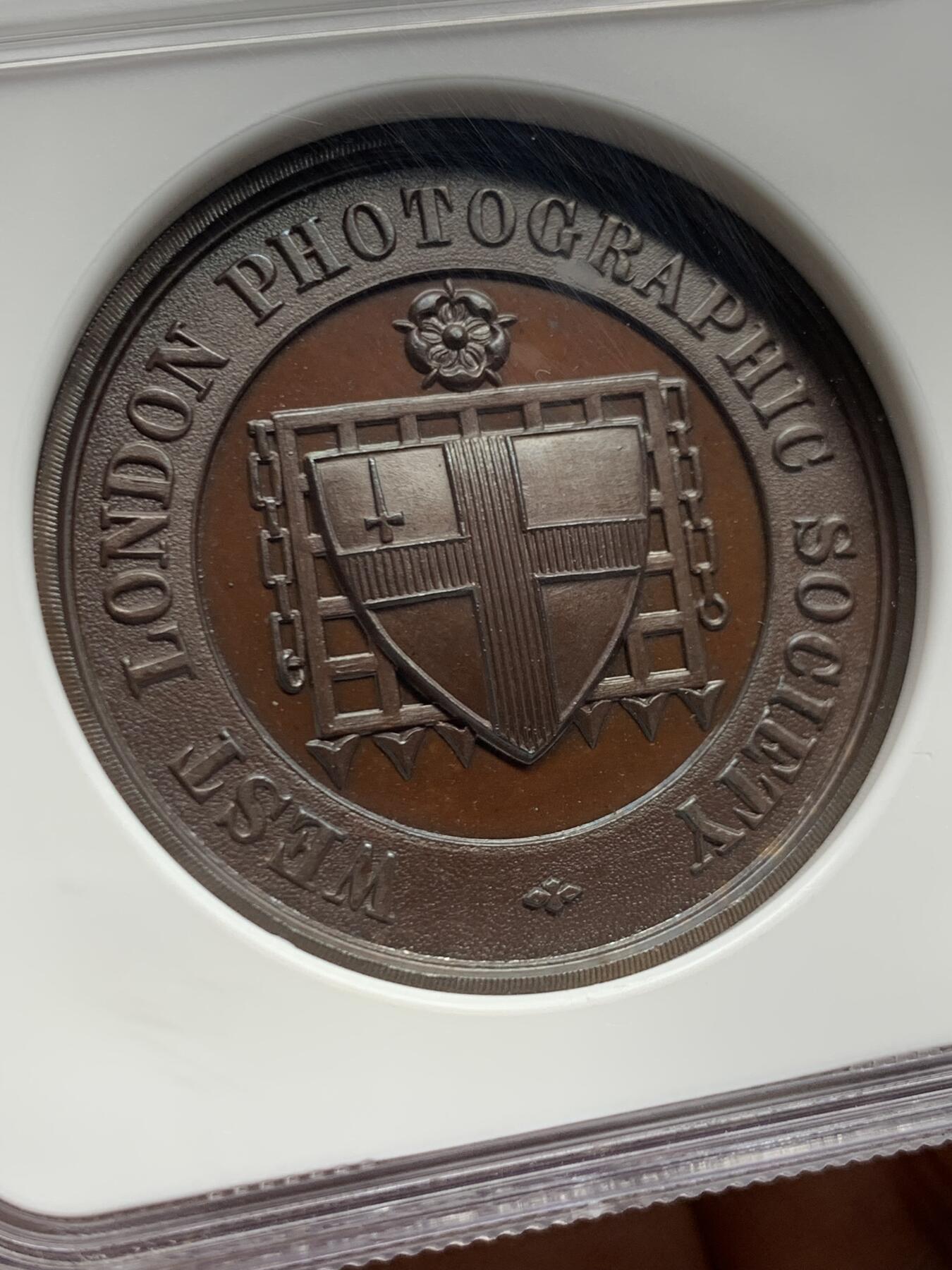 《竞宝斋》第449场 周日，周一，周二  3场连拍 （全场包邮，欢迎送拍） NGC MS64BN 英国1890年伦敦摄影展纪念铜章，高分漂亮巧克力色。39mm，加厚盒。