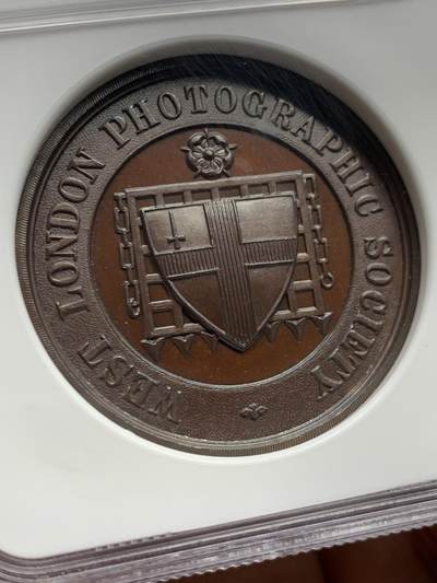 《竞宝斋》第449场 周日，周一，周二  3场连拍 （全场包邮，欢迎送拍） NGC MS64BN 英国1890年伦敦摄影展纪念铜章，高分漂亮巧克力色。39mm，加厚盒。