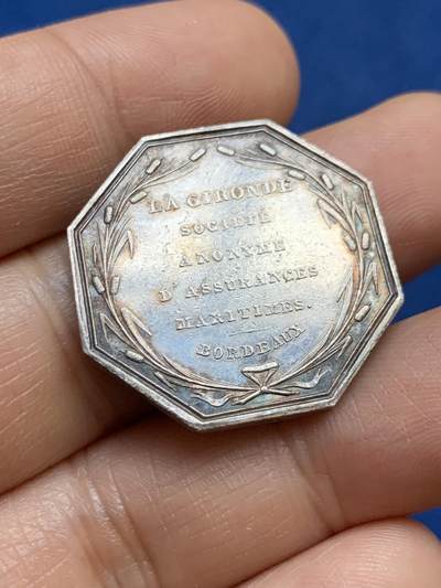 《竞宝斋》第449场 周日，周一，周二  3场连拍 （全场包邮，欢迎送拍） 法国1860-1879年波尔多海事保险银质八角代币，少见品种。直径：27.5mm，重：11.35g，神灯边铭。