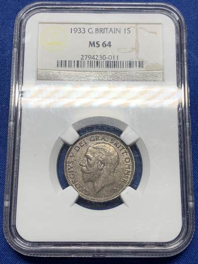 《竞宝斋》第449场 周日，周一，周二  3场连拍 （全场包邮，欢迎送拍） - NGC MS64 亚军分 英国乔治五世1933年站狮1先令银币，原味深彩+老盒，好状态无须多言。由于流通充分，高分比早期版更少，是乔五套中易被忽视的小难点，同分书价100美元。更高仅3枚65