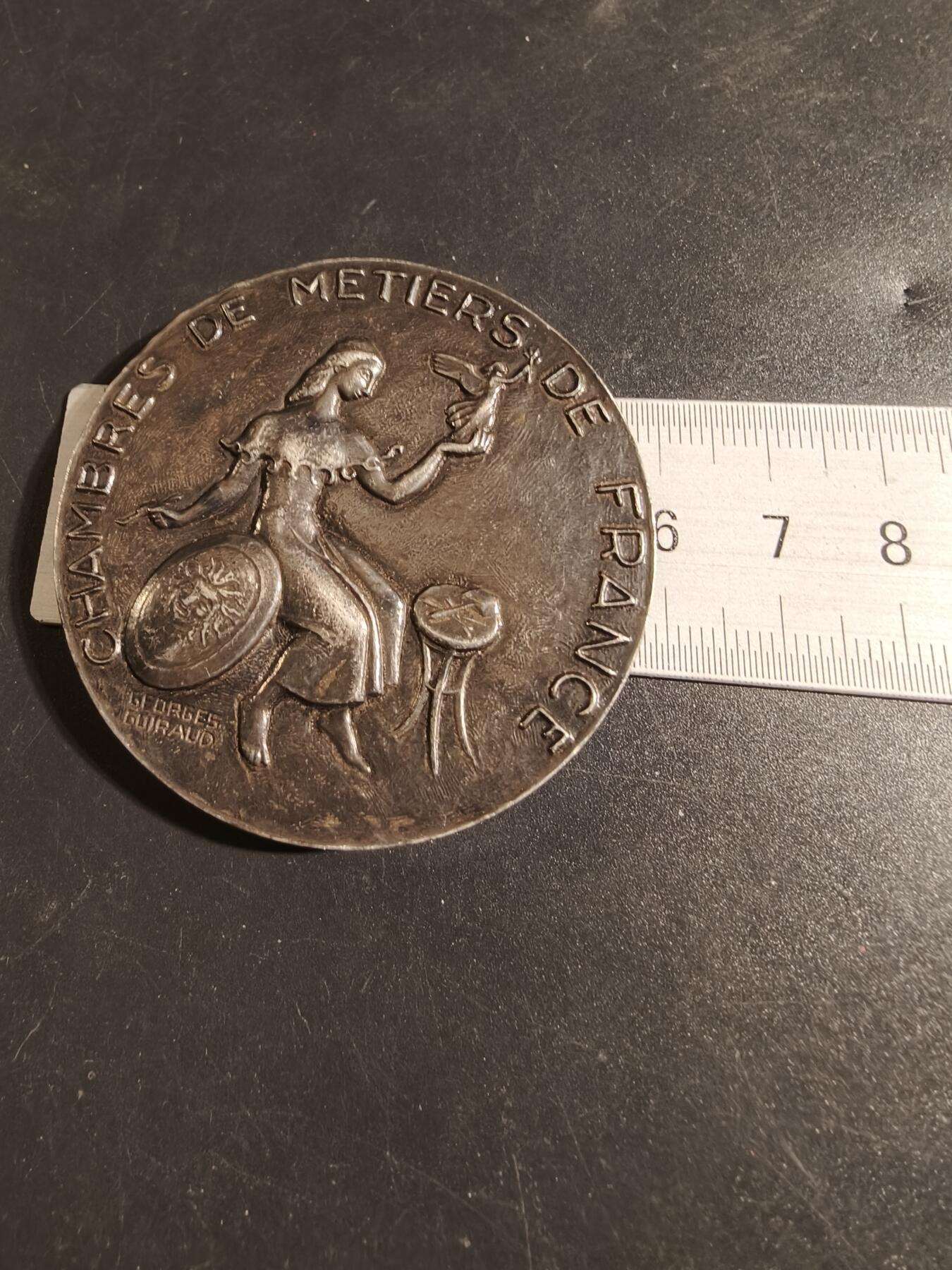 老王徽章第171期 法国手工业商会镀银大铜章     直径58mm    重量110.7g