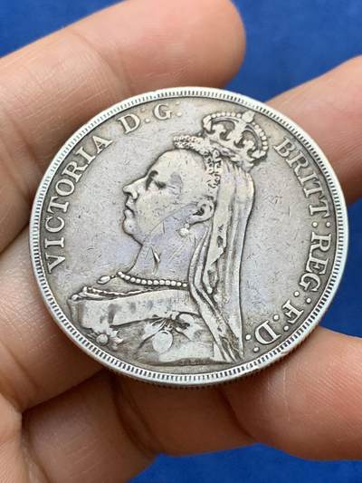 《竞宝斋》第449场 周日，周一，周二  3场连拍 （全场包邮，欢迎送拍） 英国 1889年 维多利亚女王 高冠 马剑克朗大银币