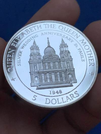 《竞宝斋》第449场 周日，周一，周二  3场连拍 （全场包邮，欢迎送拍） 库克群岛1995年伊丽莎白王太后银婚大银币 31.6g 925银