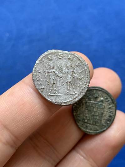 《竞宝斋》第449场 周日，周一，周二  3场连拍 （全场包邮，欢迎送拍） 两枚一组 古罗马瓦勒良1安东尼银币，被波斯俘虏的罗马皇帝，背面瓦勒良和他儿子加里恩努斯，安条克造币厂。 君士坦提乌斯二世1富利洗银币，背面营地大门，银层完整，尼科米底亚造币厂