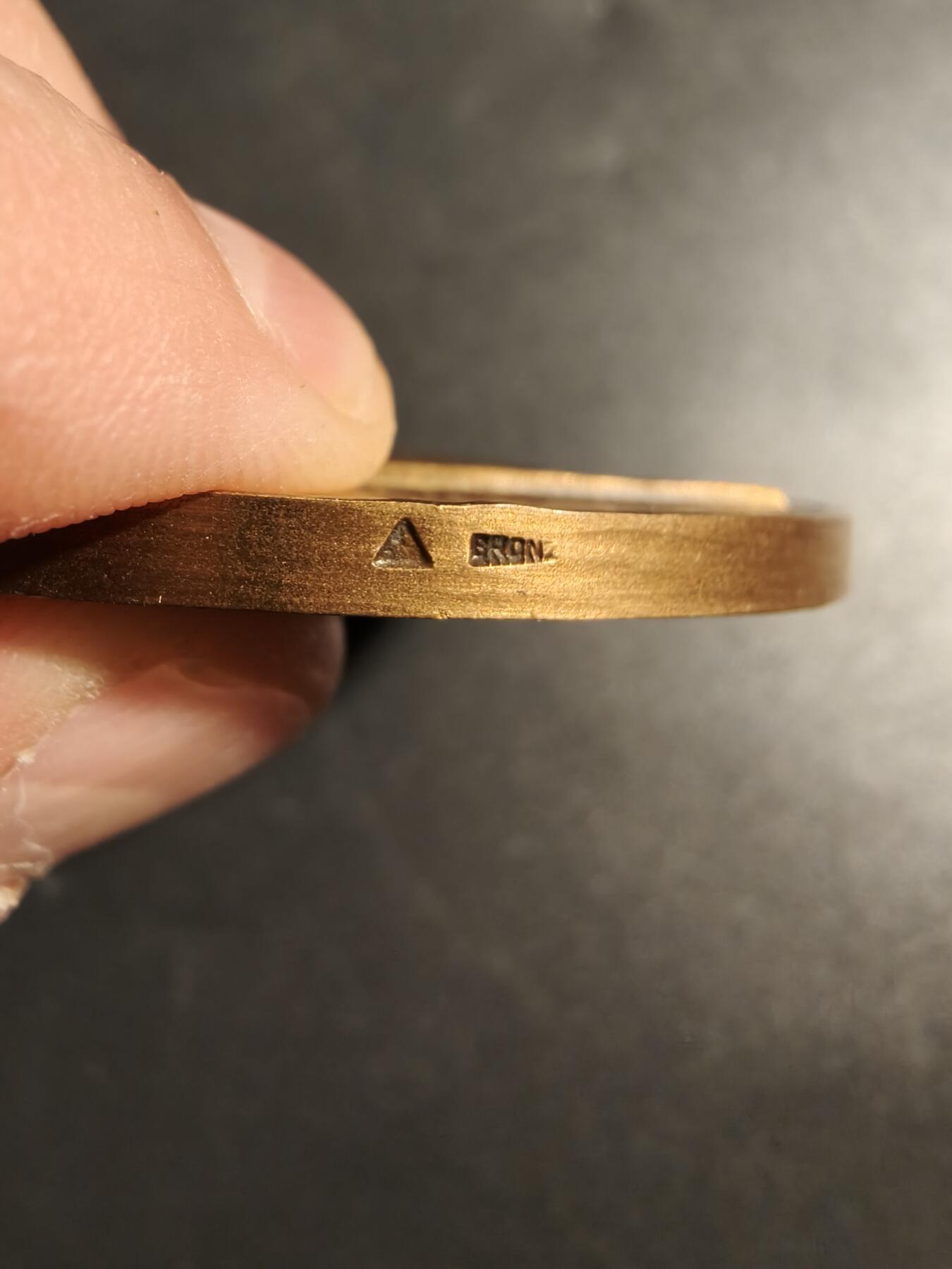 老王徽章第171期 法国塞纳-诺曼底流域农业委员会大铜章      直径68mm     重量138g      《泉水》主题 