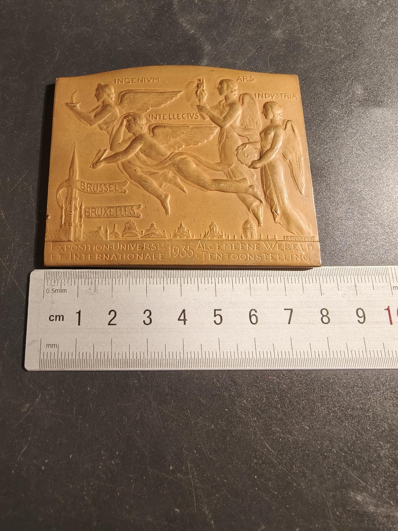 老王徽章第171期 比利时1935年布鲁塞尔国际博览会方形镀金大铜章      尺寸78×65mm     重量185.9g