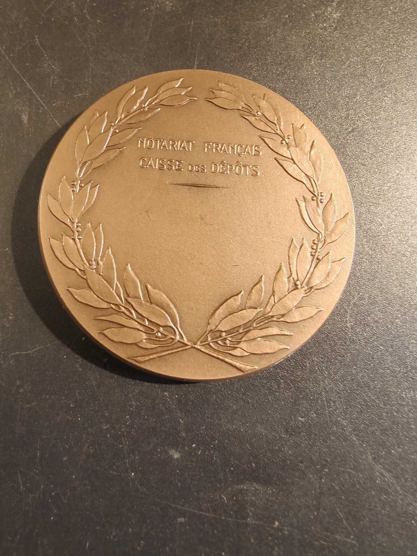 老王徽章第171期 法国存托银行与公证人协会大铜章    原盒    直径60mm    重量124g     法国两位著名法学家 Antoine Loisel (1536-1617) 和 Robert-Joseph Pothier (1699-1772)    盒子有损