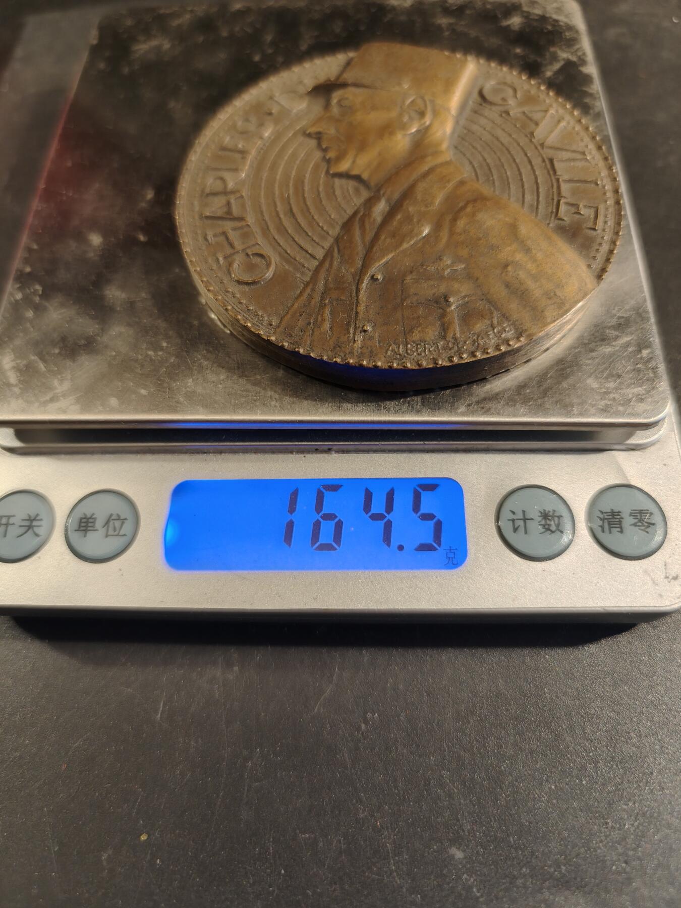 老王徽章第171期 法国临时政府总统戴高乐将军大铜章     高浮雕    原盒     直径68mm     重量164.5g       背面引用名言:法国输掉了一场战役，但法国没有输掉这场战争