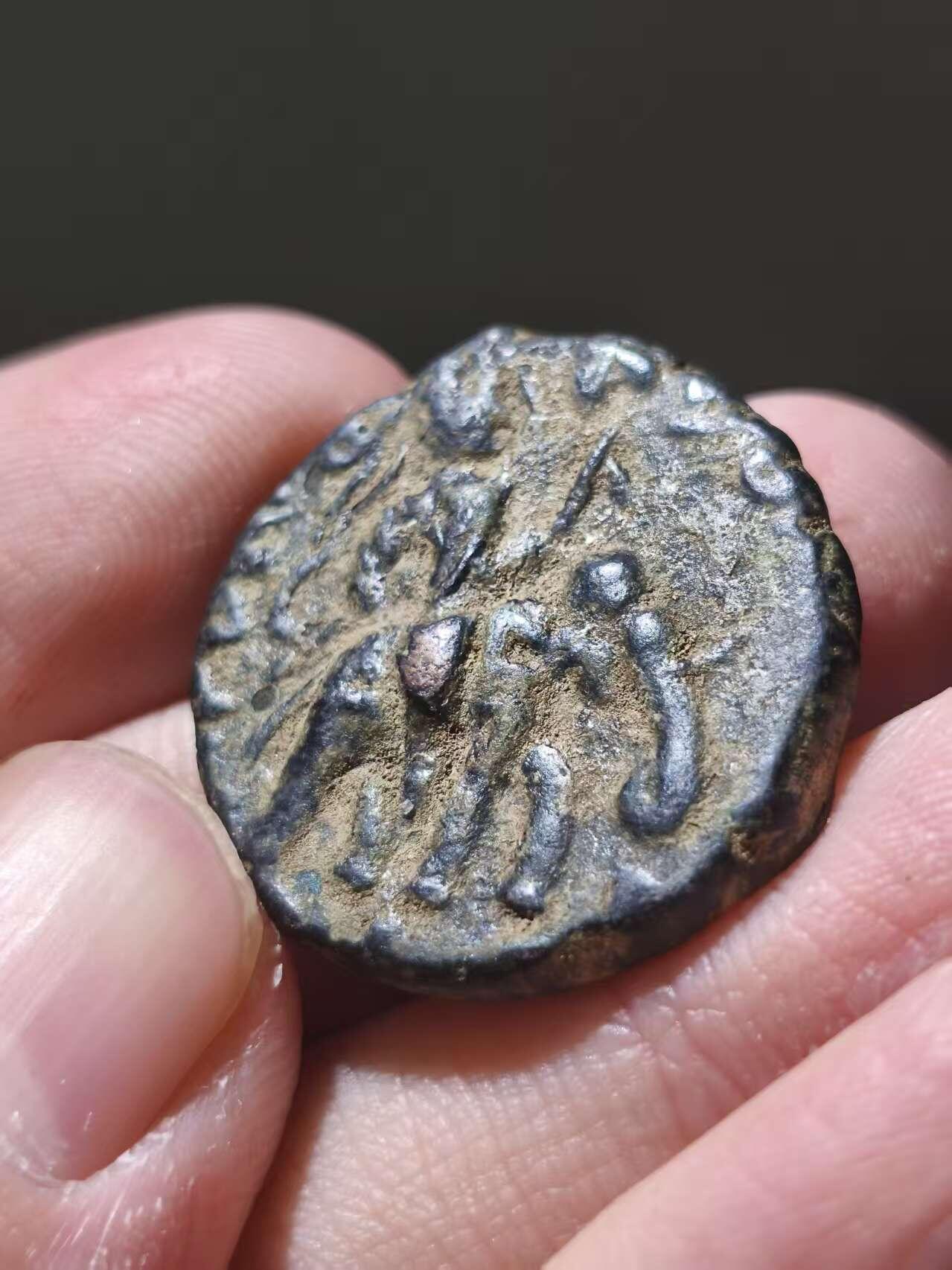 星盘世界钱币十二月二十七日古典币专场 贵霜帝国胡伟色伽，四德拉克玛铜币，正面是国王骑大象，背面为神像。衣服的纹路都看得清楚，极品，国内顶尖