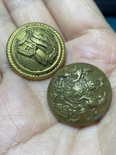 2025年第一百四十四场(总第一百七十场）品种丰富英国一线回流散币年末特拍场第一场(免佣金) - 英国🇬🇧皇家机构制服铜纽扣2枚