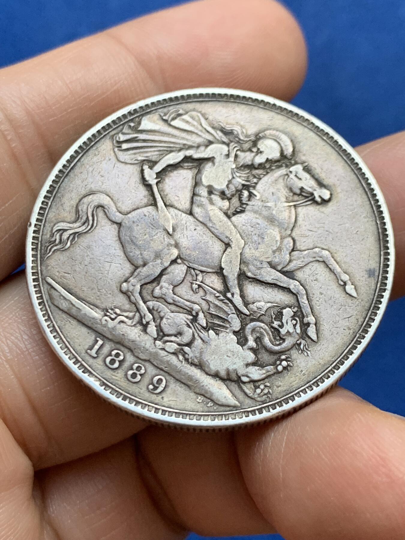 《竞宝斋》第449场 周日，周一，周二  3场连拍 （全场包邮，欢迎送拍） 英国 1889年 维多利亚女王 高冠 马剑克朗大银币