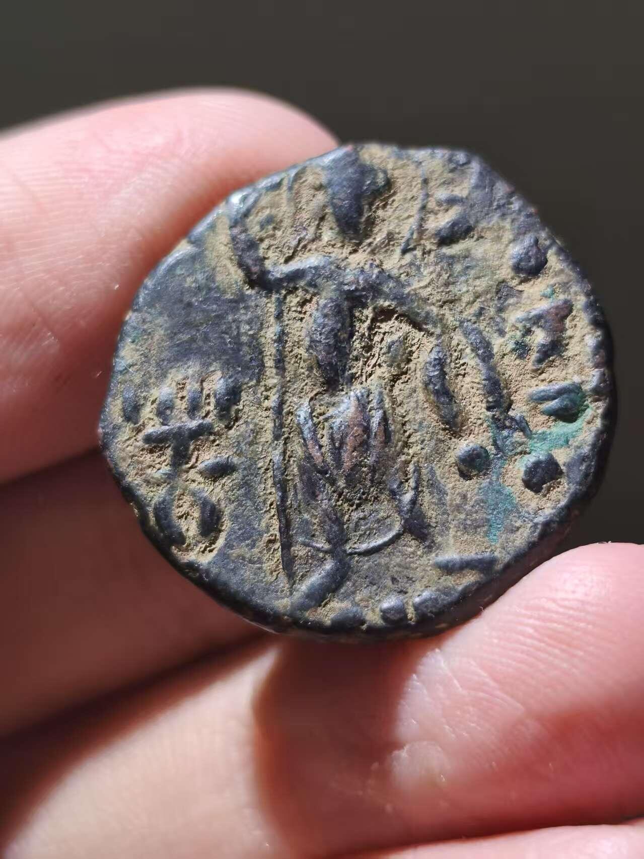 星盘世界钱币十二月二十七日古典币专场 贵霜帝国胡伟色伽，四德拉克玛铜币，正面是国王骑大象，背面为神像。衣服的纹路都看得清楚，极品，国内顶尖