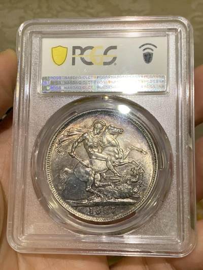 《竞宝斋》第449场 周日，周一，周二  3场连拍 （全场包邮，欢迎送拍） PCGS MS62 英国1887年维多利亚女王高冠马剑1克朗银币，五彩状态。